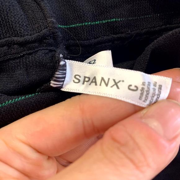 Spanx Women's Pull-On Cropped Yoga Legging Low Rise Black Size X-Small - Picture 3 of 4